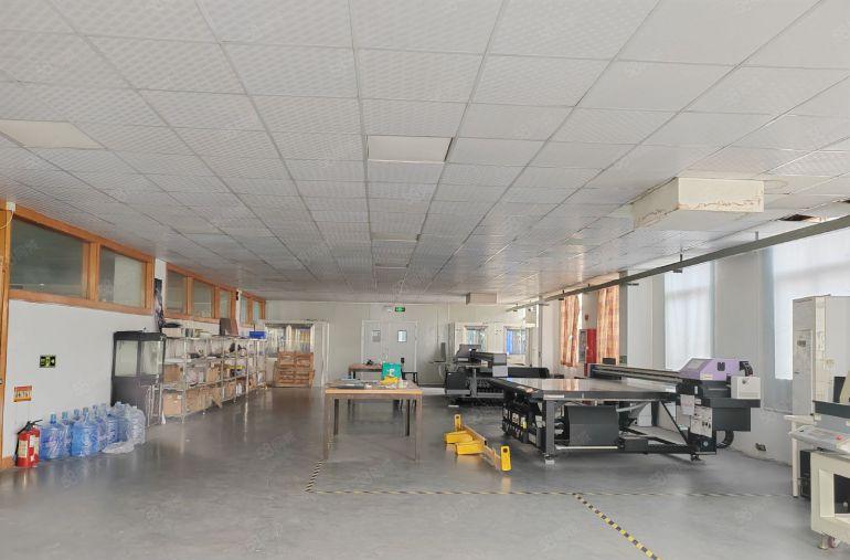 谢岗精装修特价房，现成办公室地坪漆水电齐全，交通非常方便。