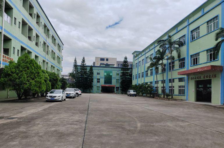 谢岗精装修特价房，现成办公室地坪漆水电齐全，交通非常方便。