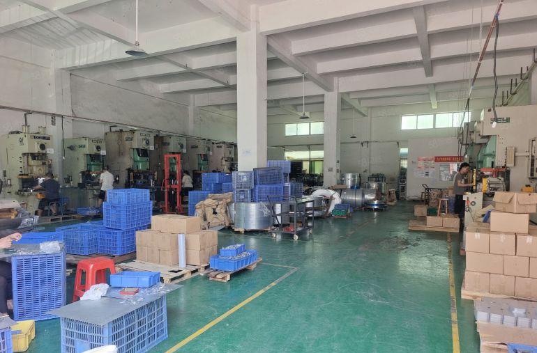 谢岗镇独栋厂房1 4层 5500平方招租，层高6米，空地大