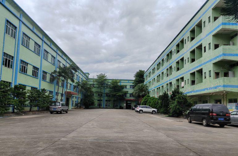 谢岗精装修特价房，现成办公室地坪漆水电齐全，交通非常方便。