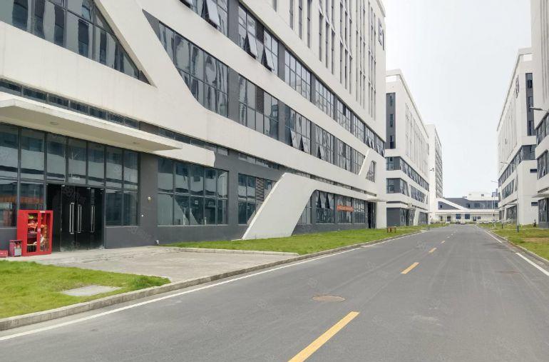 低价深圳临近东莞原房东厂房6000平500起分，现成办公室