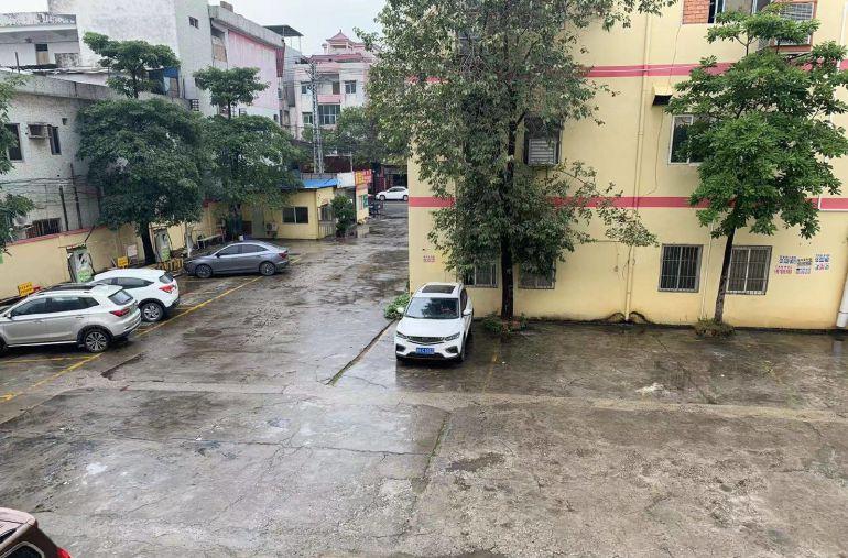 黄江临近深圳1200平方地坪漆办公室吊顶水电到位等装修空地大