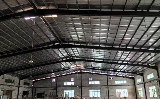 一层钢结构8900平厂房，东城环城路旁，采光好