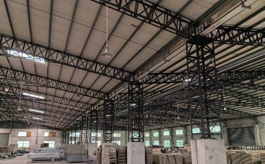 一层钢结构8900平厂房，东城环城路旁，采光好