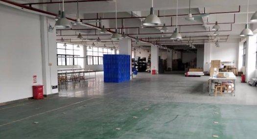 凤岗金凤凰出租楼上标准货梯适合轻行业厂房2100平