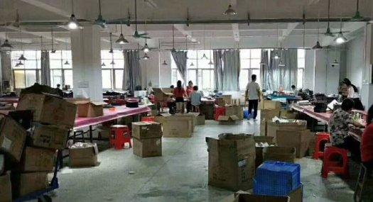 凤岗竹尾田出租楼上玩具，电子，数据面积实在厂房900平