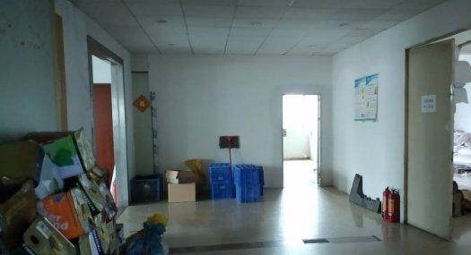 凤岗五联原房东出租楼上带装修厂房1500平交通方便价格便宜