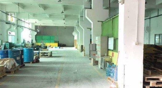 凤岗镇竹塘靠近清溪路口一楼带牛角厂房出租2300平