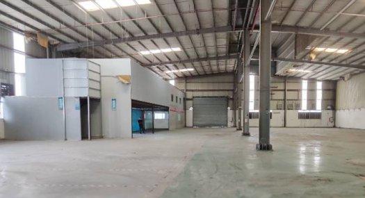 东莞市东城街道温塘工业区5300平方单一层独门独院钢结构厂房出租，高度10米，消防喷淋，可做生产加工，仓储物流