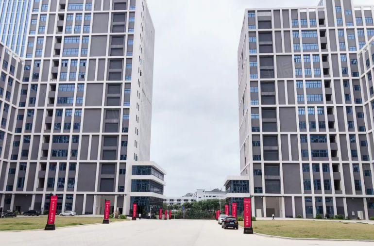 7块！免租期5个月，三栋1600平原房东带装修厂房仓库出租