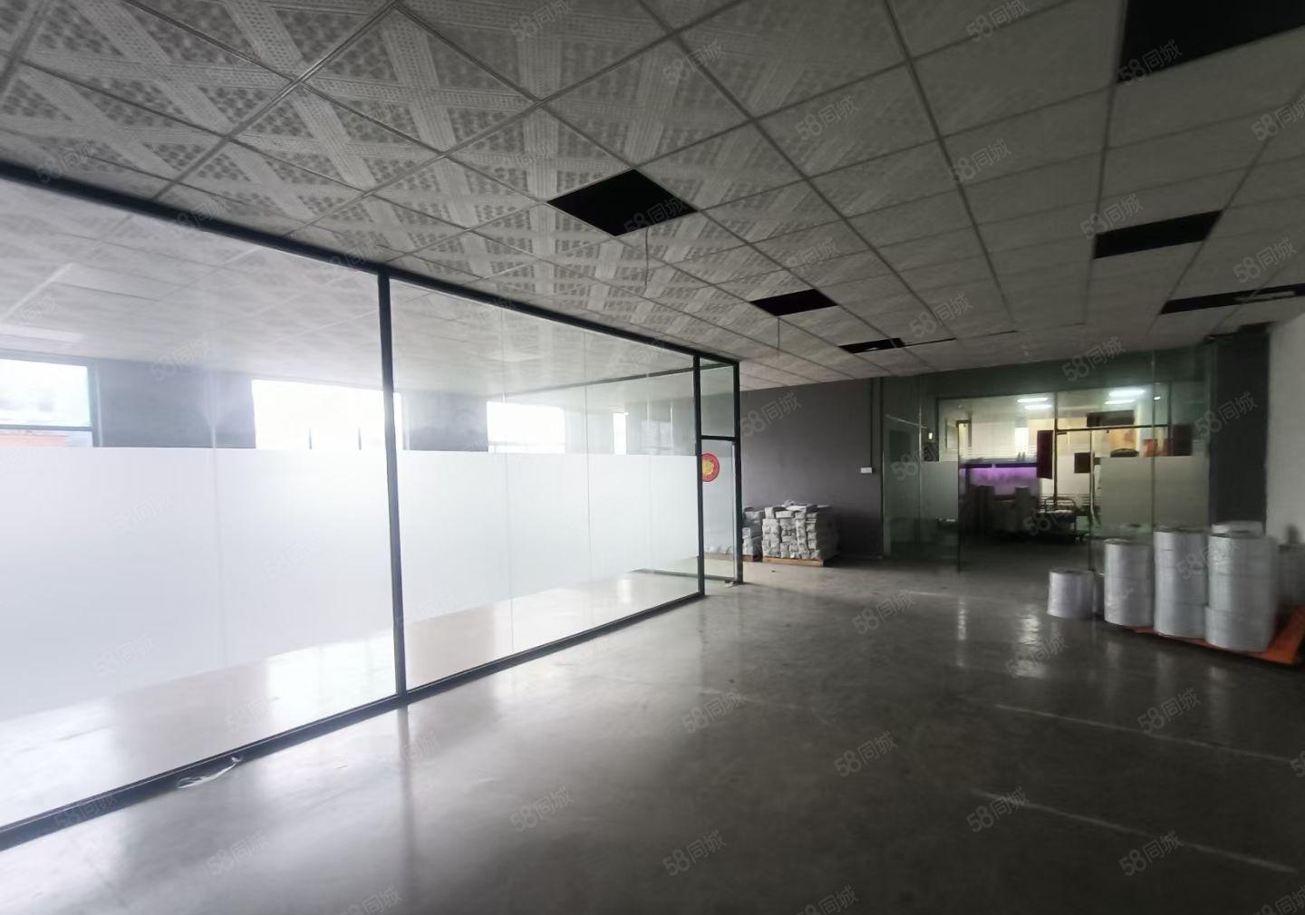 三栋市场工业园800平方现成装修红本厂房招租，有货梯