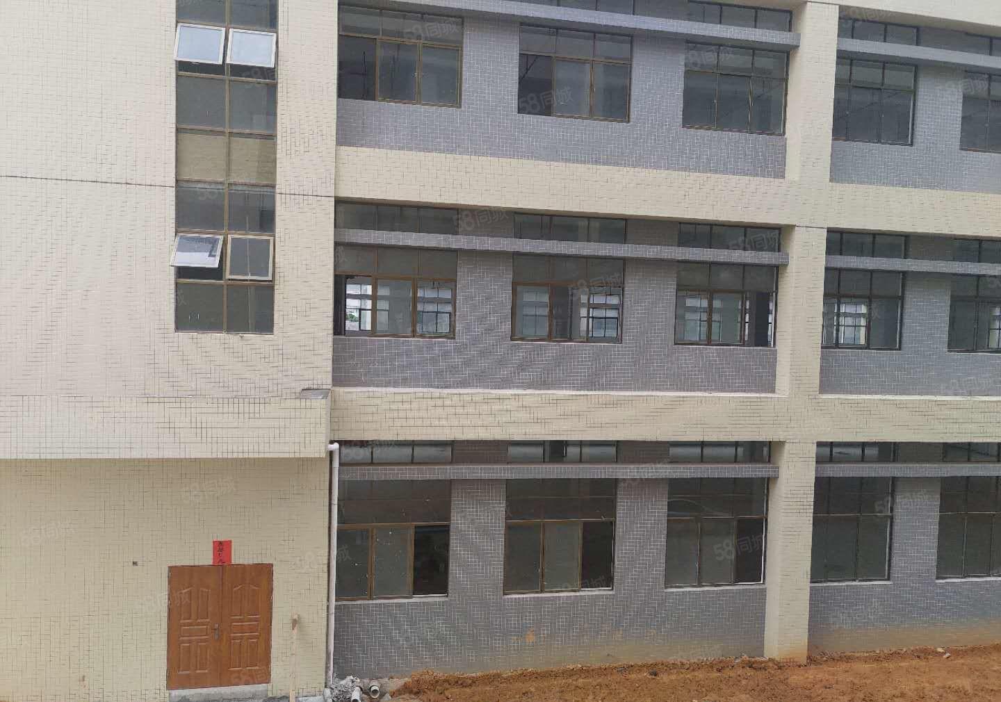 9.9元特价三栋镇全新厂房5楼1550平方出租，全新两吨货梯