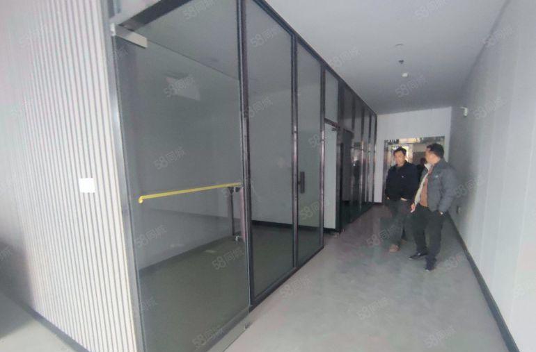 6米高带牛角位现成装修！水口2100平厂房出租，高速路口旁