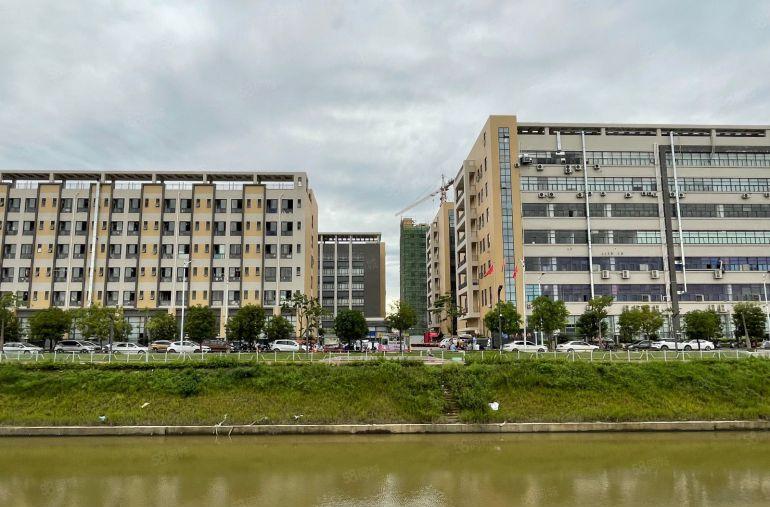 新建框架全新重工业房，配卸货平台电梯充足停车位。