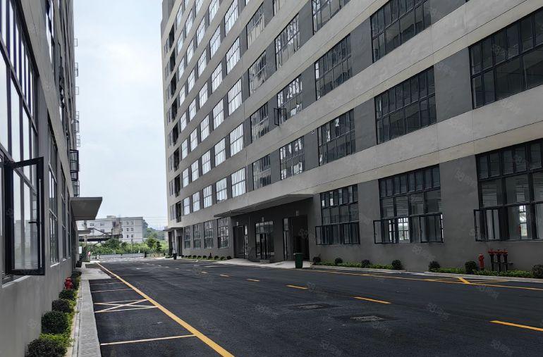 小金口厂房出租，8块一平，30000平，货梯3吨，证件齐全