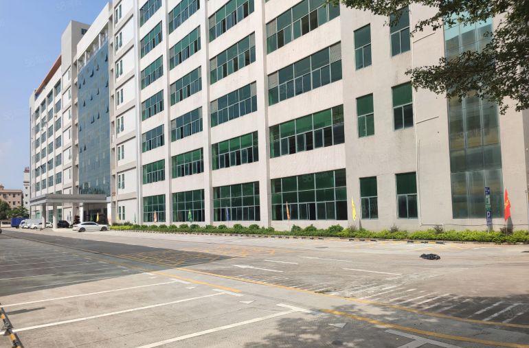 10块，8000平米楼上5，原房东无公摊，空地大有地坪漆