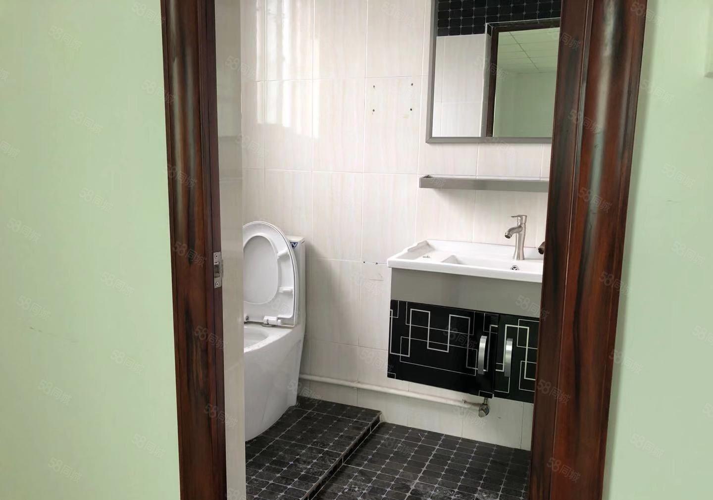 现成办公室装修，一楼空出600平厂房出租，形象漂亮