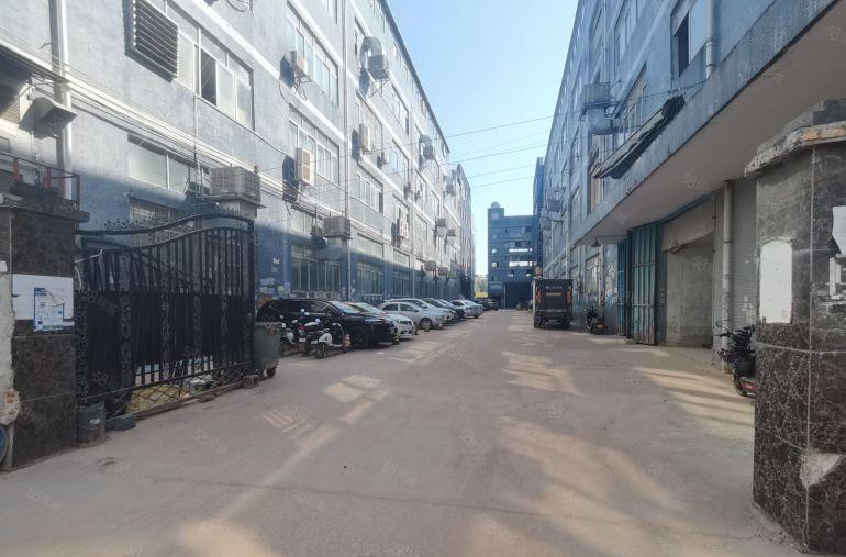 惠阳秋长现成水电装修，地坪漆，喷油房3吨货梯低价厂房出租