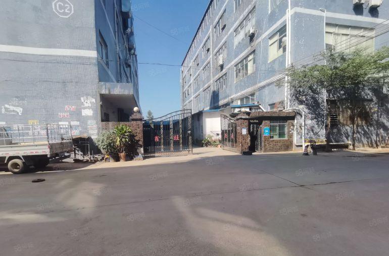 惠阳秋长现成水电装修，地坪漆，喷油房3吨货梯低价厂房出租