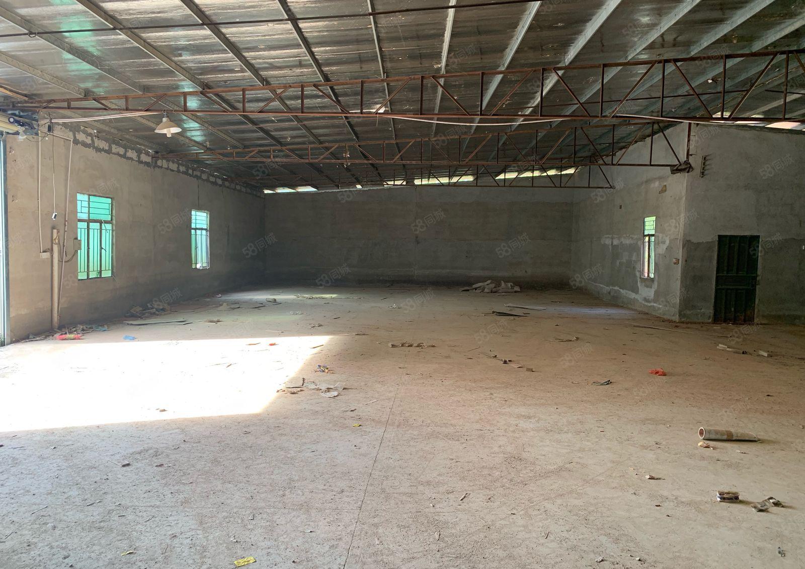 临坪地1公里 1000平独院出租 大路边上 随时可以看