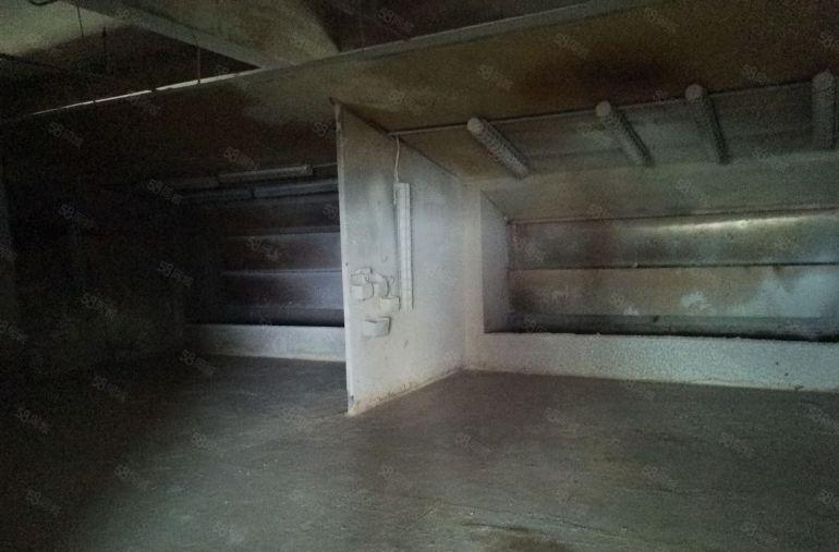 惠阳秋长现成水电装修，地坪漆，喷油房3吨货梯低价厂房出租