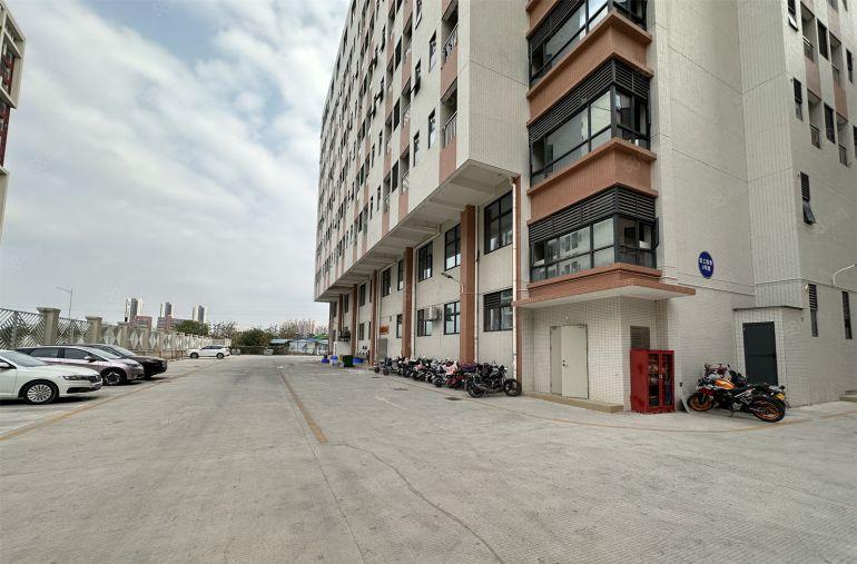 新圩工业园标准厂房带装修1000平方低价出租已经空出国道边