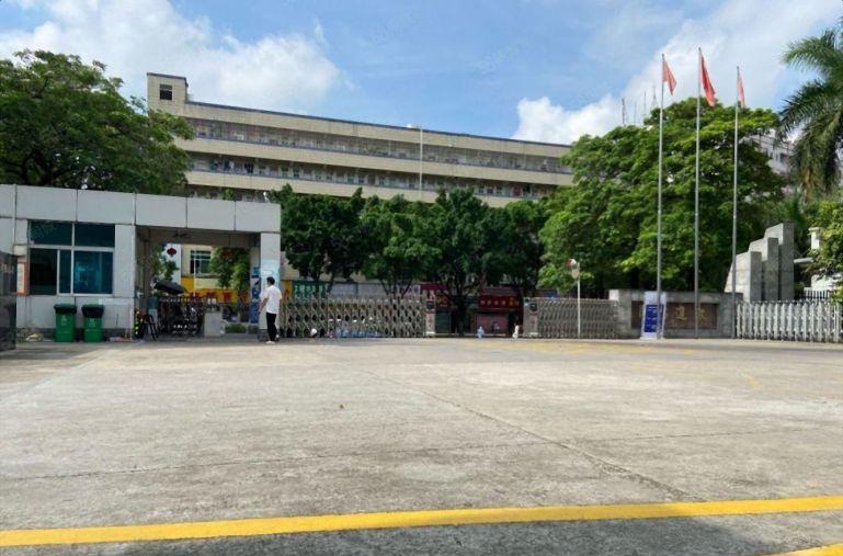 10元厂房，1000平现成装修，原房东直租，无转让费