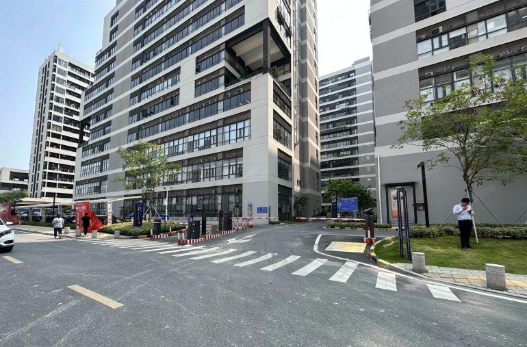 14元每平方！比亚迪旁楼上2000平方厂房低价出租带精装修