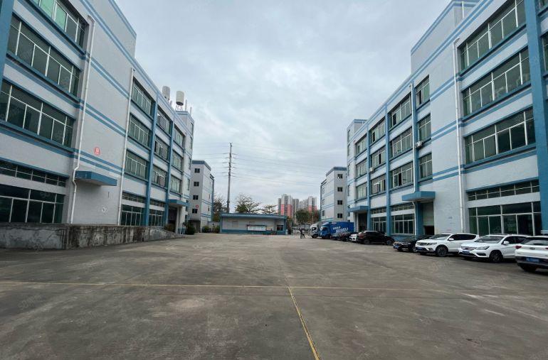 大亚湾石化大道路边仓库厂房出租，租金15元。有现成办公室。