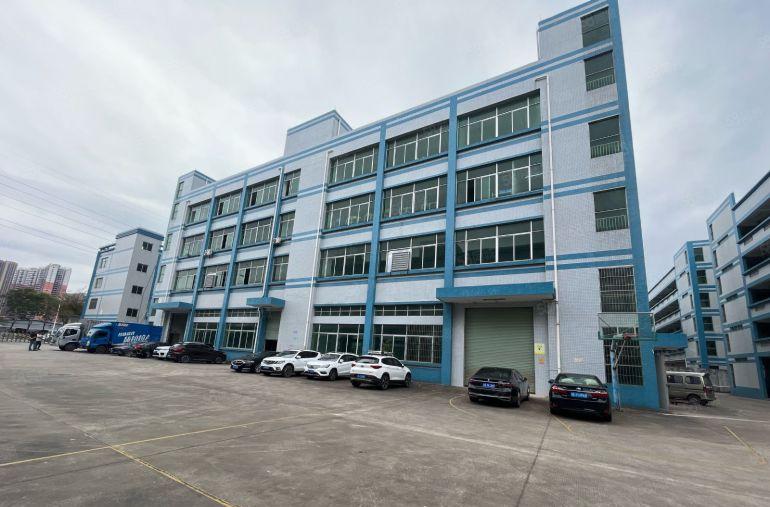 大亚湾石化大道路边仓库厂房出租，租金15元。有现成办公室。