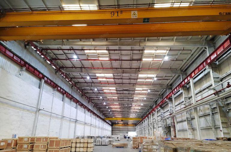 单一层钢结构厂房出租，层高13米，有行车，面积3万平，可分租