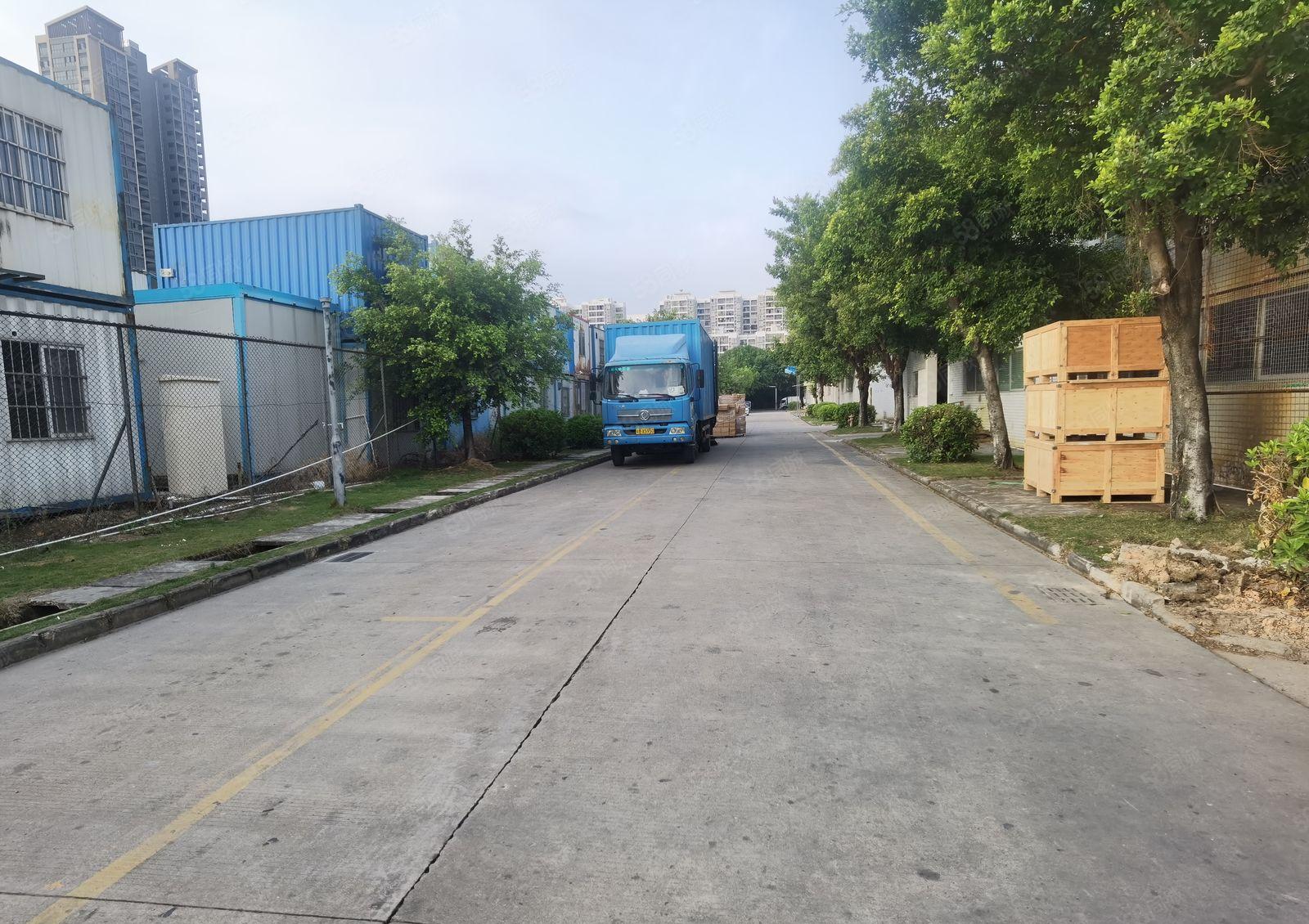 一个仓库1200平   总共两个仓库2400平   红本厂房