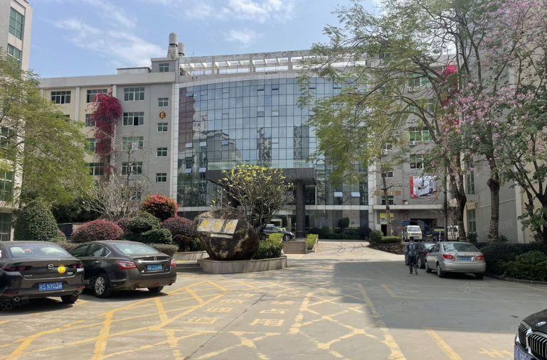 7块大亚湾中心区新出楼上1000平现成装修办公室厂房低价出租