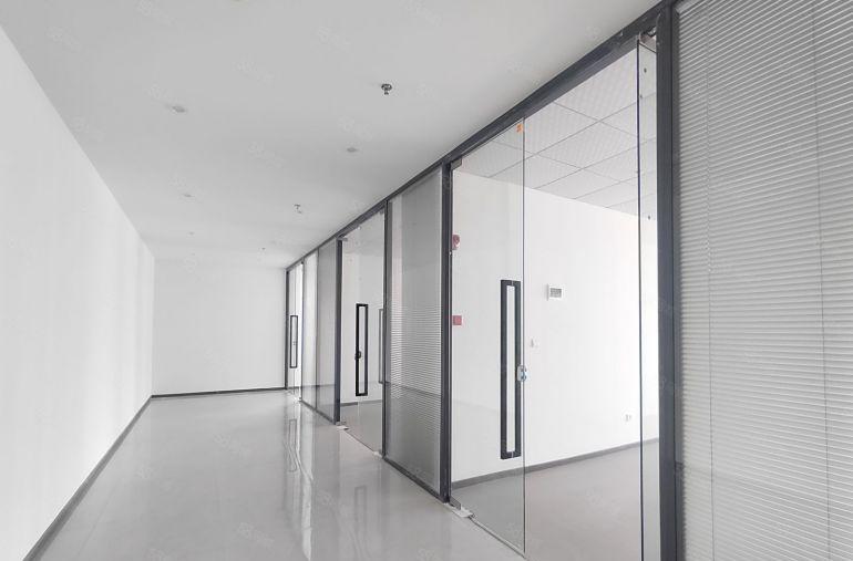 8块临深大亚湾楼上2700平厂房带精装修办公室出租，可分租