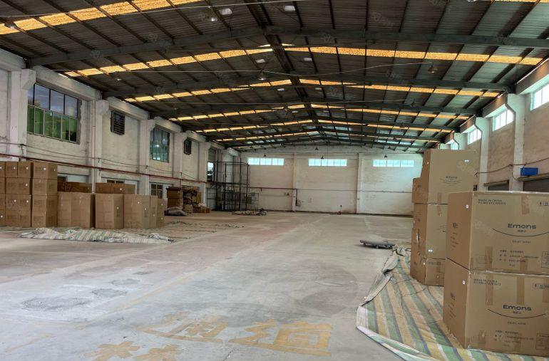 大亚湾石化大道现成带卸货平台钢构仓库，9米高。