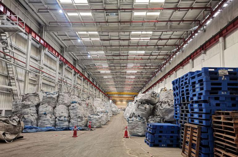 单一层钢结构厂房出租，层高13米，有行车，面积3万平，可分租