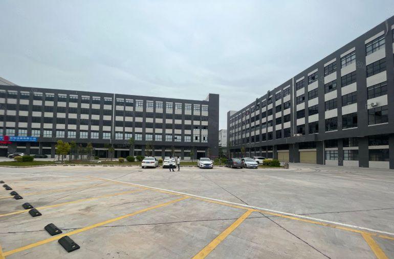 特惠厂房8块，手快有手慢无。300平米起分租。好招工