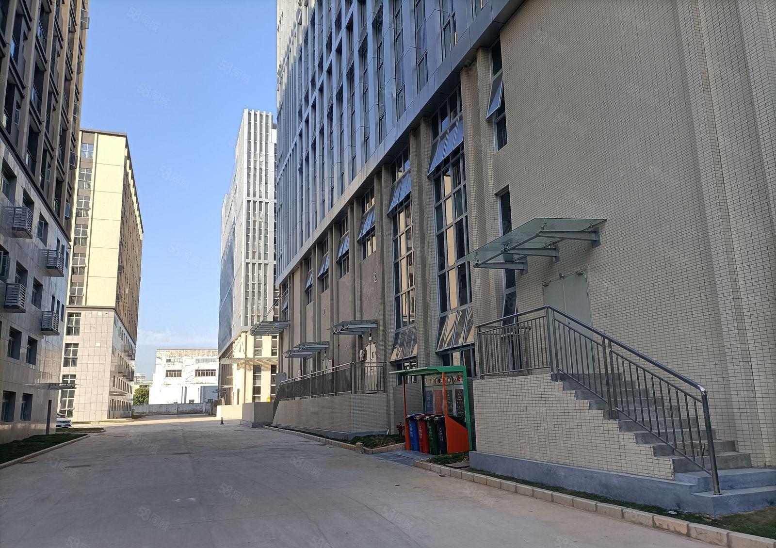 原房东实测使用率1500平刚好半层配5部电梯。