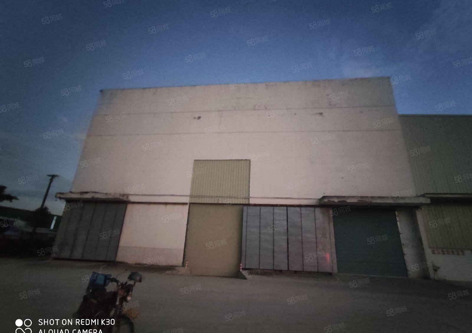 独门独院厂房，现成40吨行吊，原房东出租，证件齐全。