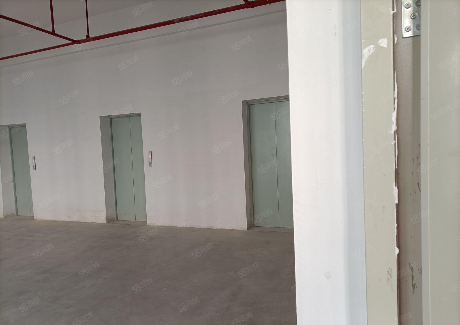 原房东实测使用率1500平刚好半层配5部电梯。