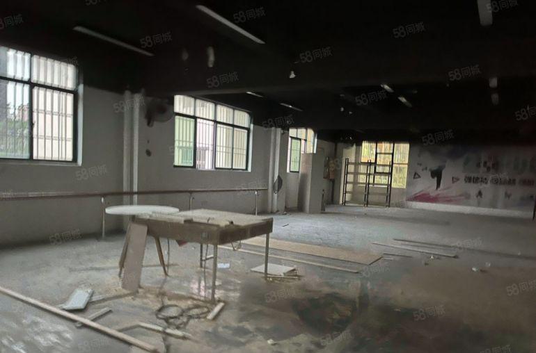 万达周边原房东厂房仓库300平米租金3000元月