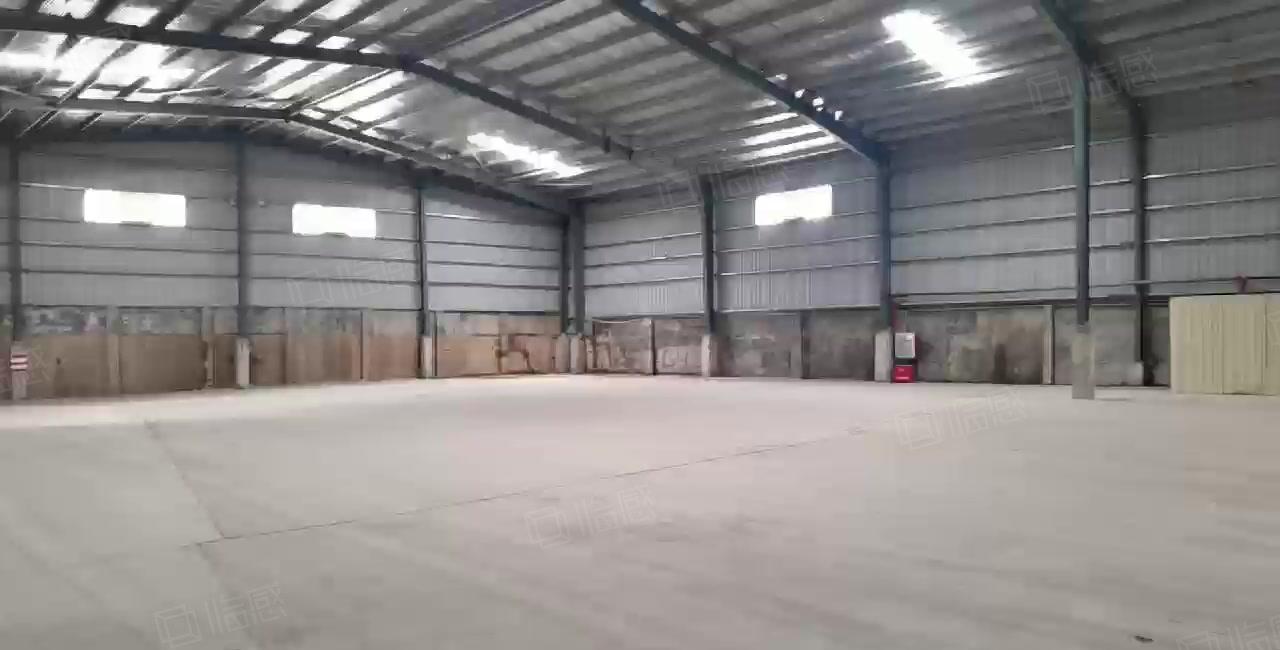 临深厂房，室内室外均有卸货平台。