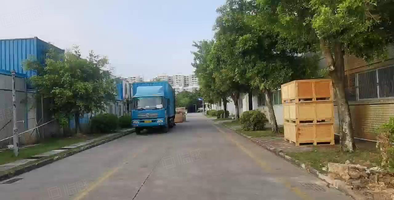 一个仓库1200平   总共两个仓库2400平   红本厂房