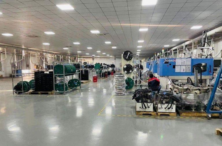 整层3000平，10元一平，带精装修，无转让费，原房东厂房