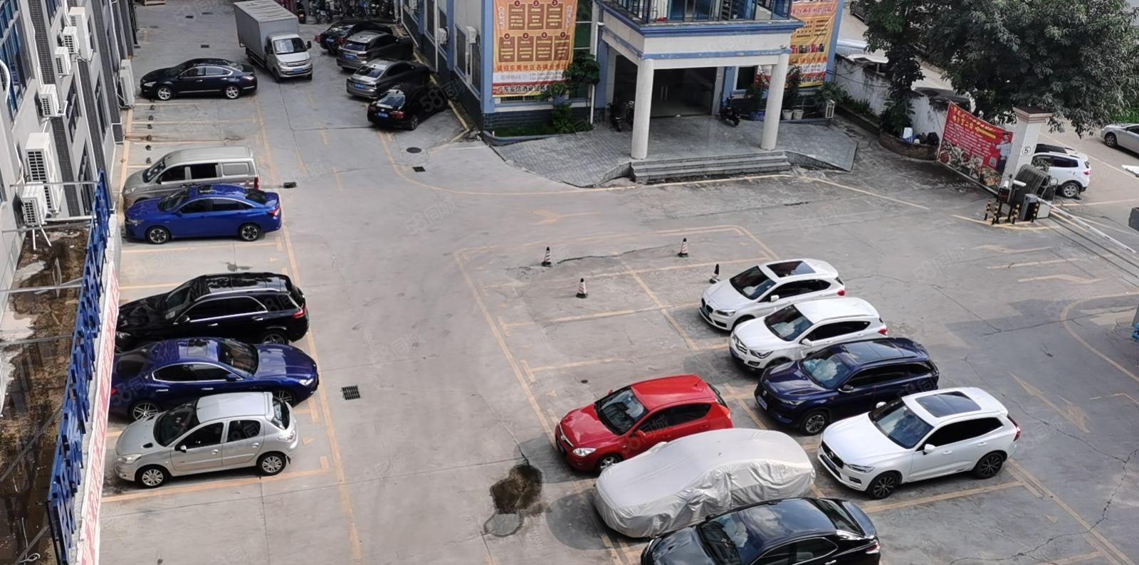 本人在现场实拍的图片，标准小独院原房东自己出租！价格便宜！