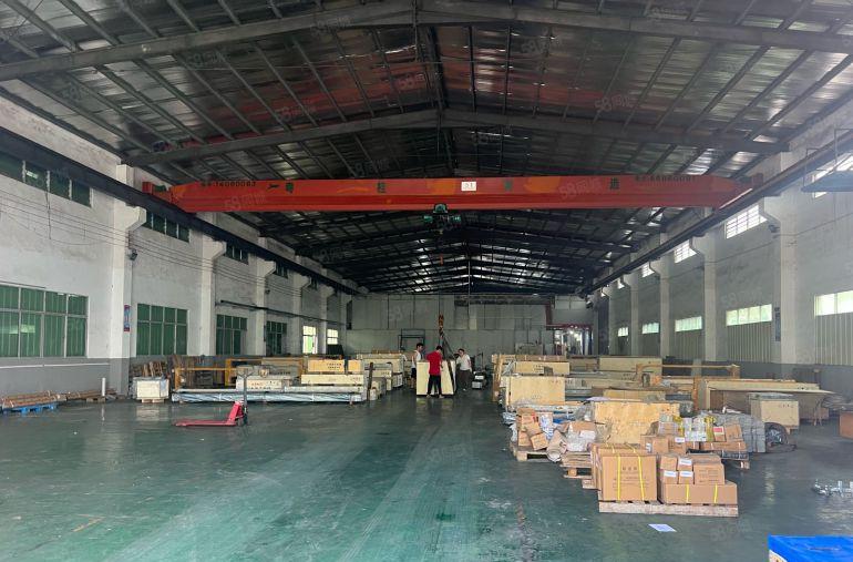 厂房出租带航车，中间没有柱子，独立精装修办公室有注塑喷油环评