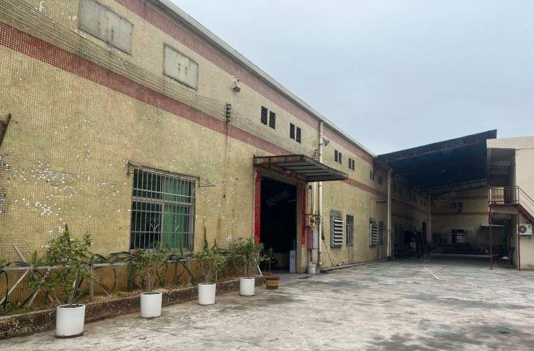 园洲镇上南村委砖墙到顶单一层独门独院厂房低价出租，超大空地