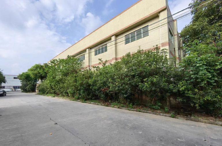 成熟工业园低价出租实际面积单一层砖墙到顶小独院2634平方