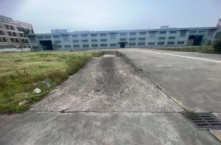 独门独院滴水10米长度130米空地12000全部硬化