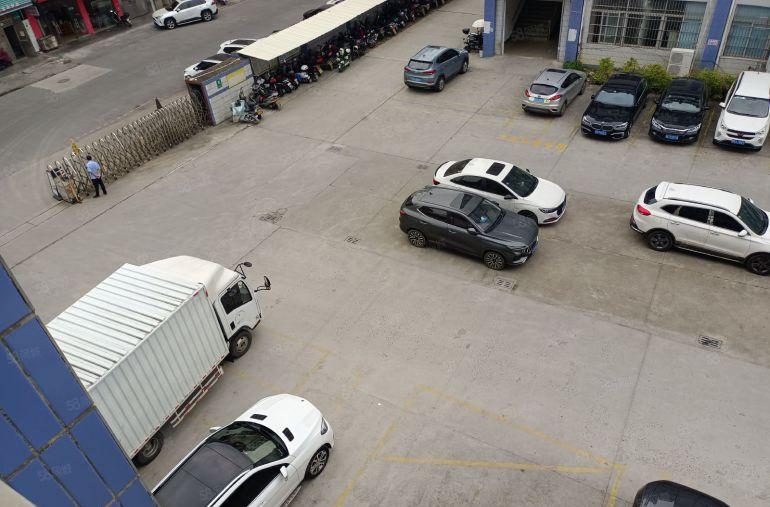 繁华地段工业园区，配套成熟易招工，现成水电，办公室，低价出租